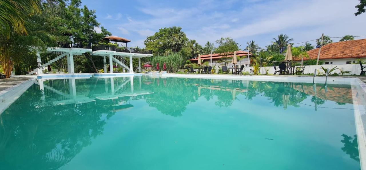 Lucky Beach Resort تريكونامالاي المظهر الخارجي الصورة