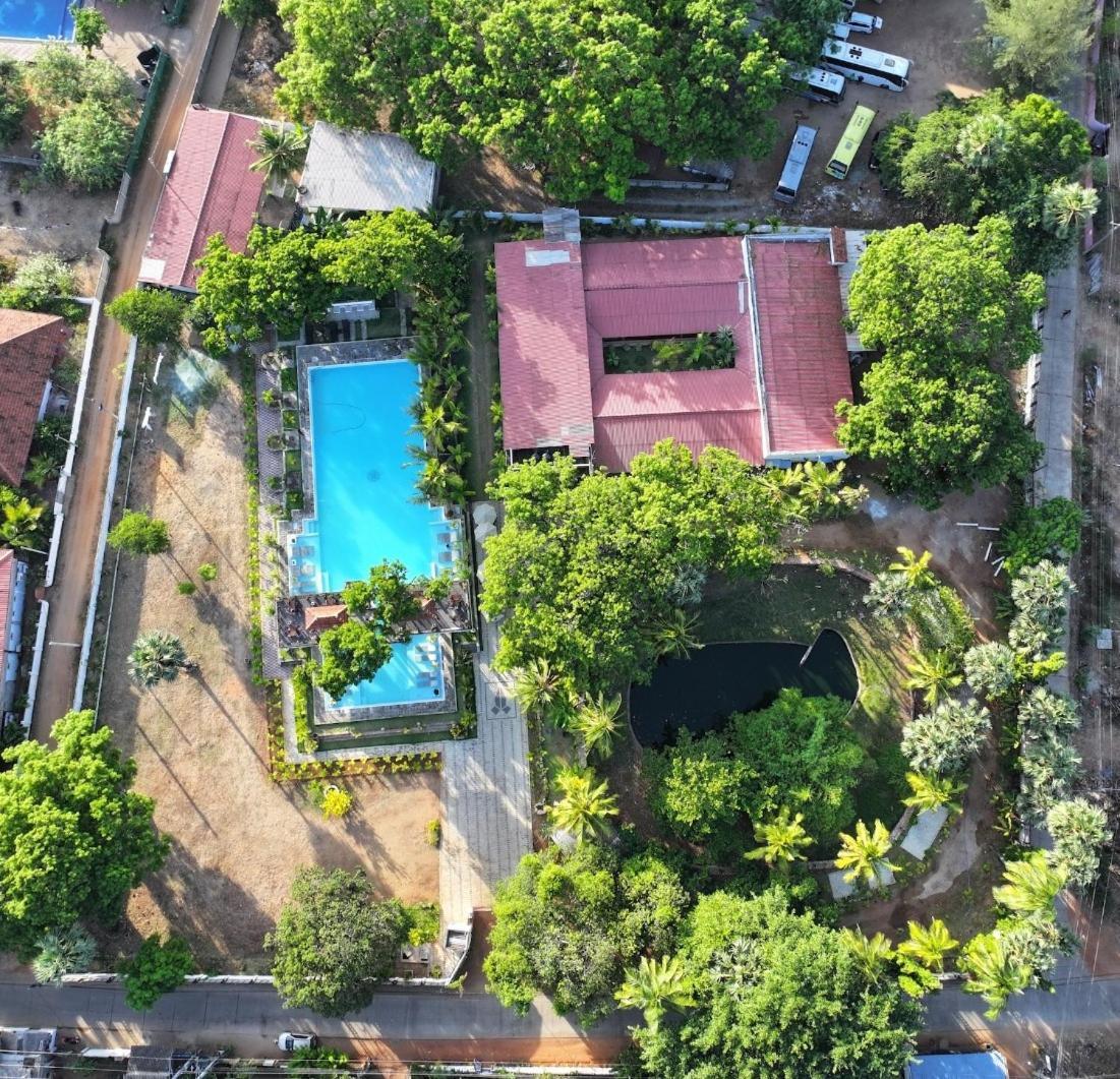 Lucky Beach Resort تريكونامالاي المظهر الخارجي الصورة